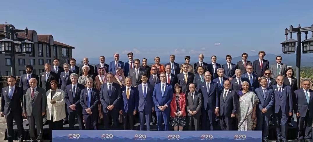G20合影风波撕开裂痕！
俄财长时隔四年参会，
欧美立场彻底摆不平
 
2026