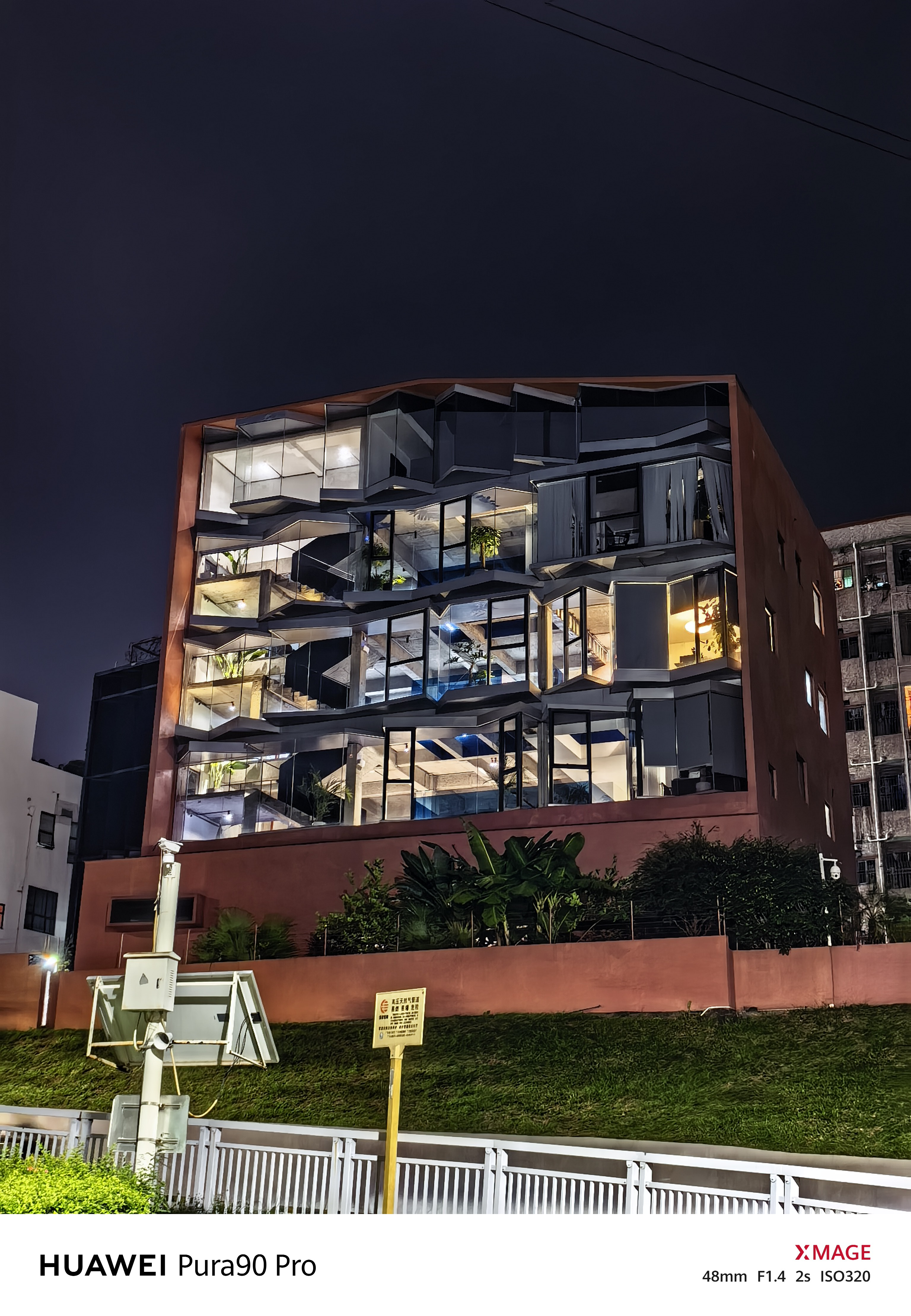 不愧是旗舰影像，华为Pura 90 Pro的夜景模式，放大看都能看清别人工作室里