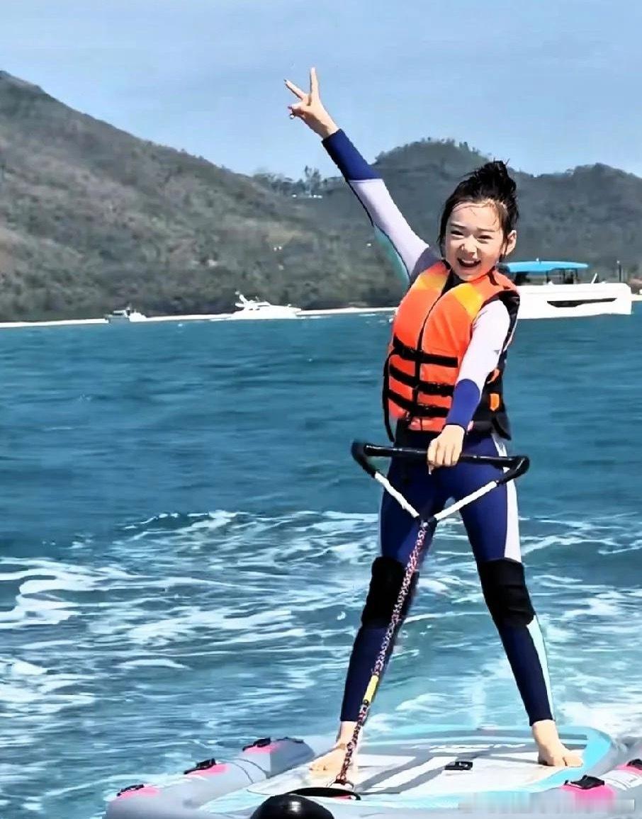 董璇女儿小酒窝，真是胆子大，独自一人玩海上冲浪，还单手做各种动作，这孩子以后不得