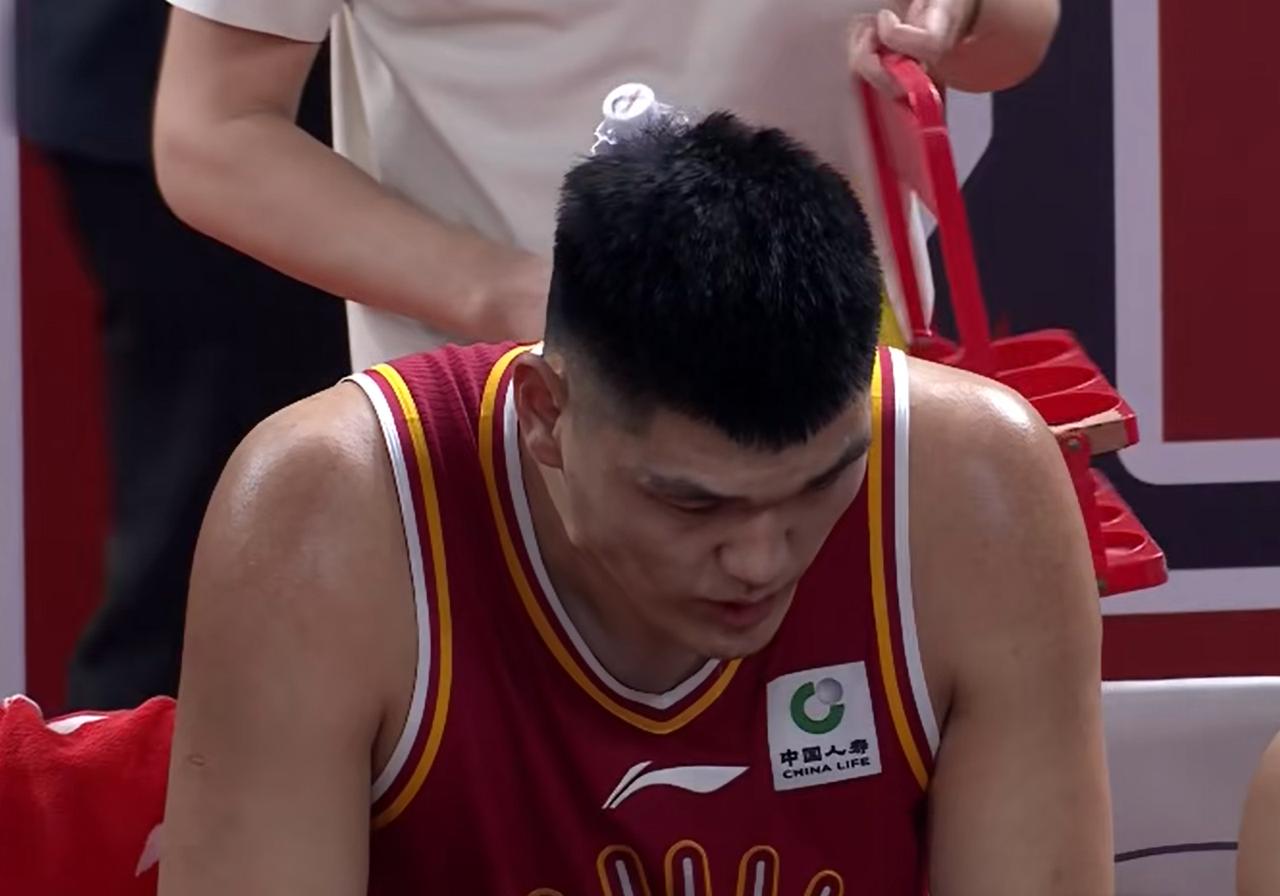 失望！2米25中锋，在篮下连续投篮不中 球迷：坑惨了山西队
昨晚，CBA土豪球队