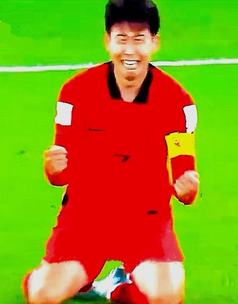 美加墨世界杯，韩国队0-1被南非队击败，失去小组第二位置，球员跪在地上放声大哭 
