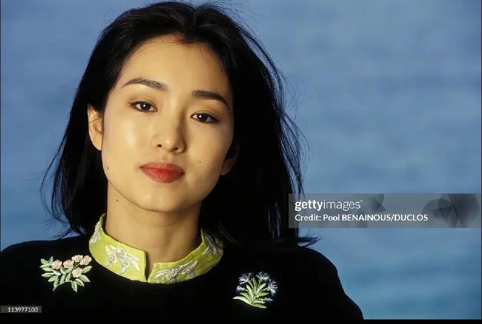 巩俐的美不是那种秀气，江南烟雨的那种朦胧的美。巩俐的美是我见过最大气的美，很坚定