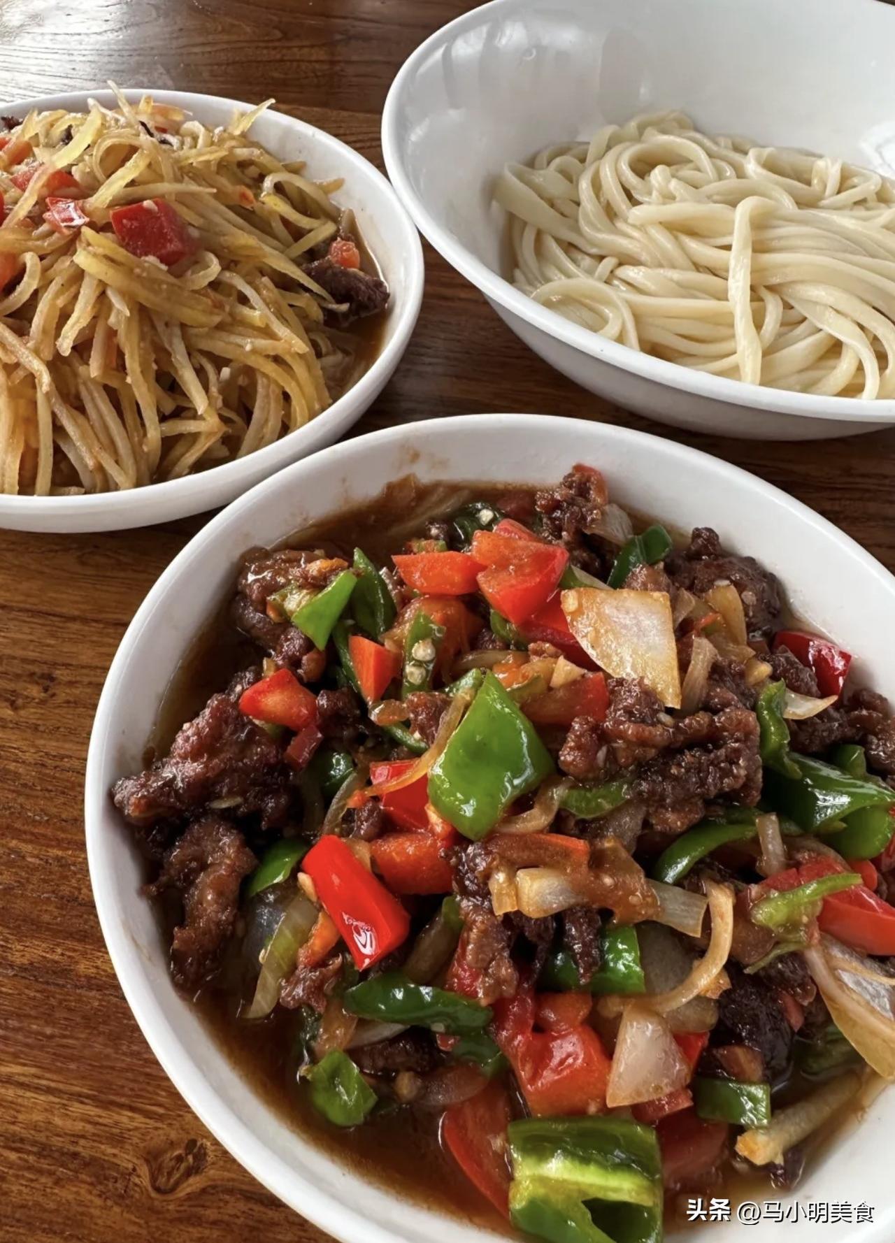 已经吃过无数次的拉条子了，这次点了三份，蘑菇炒肉，豆角炒肉，过油肉，在自建房院子