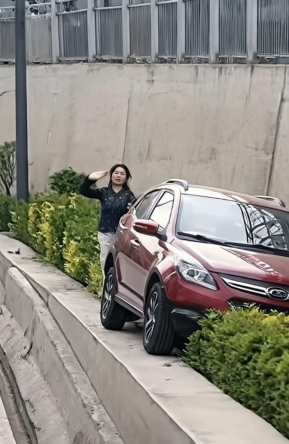 今日迷惑行为大赏：
① 马路迷惑行为：车开上花坛，人还敬礼

评论区投票，哪个赢