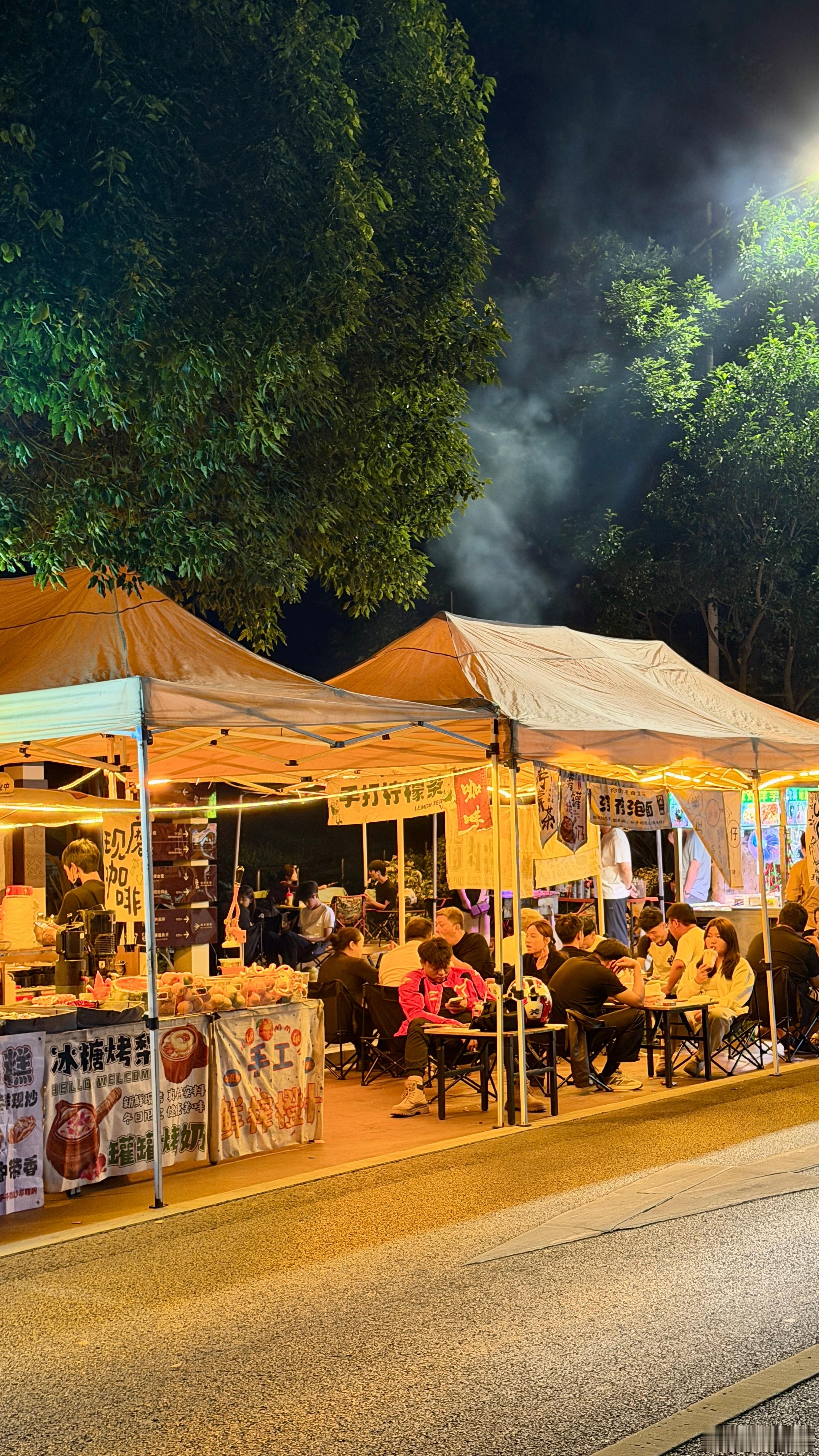 昆明的海埂大坝，一条街夜市人气还算旺，夜晚坐在这里吹着海风，听着音乐，吃着宵夜，