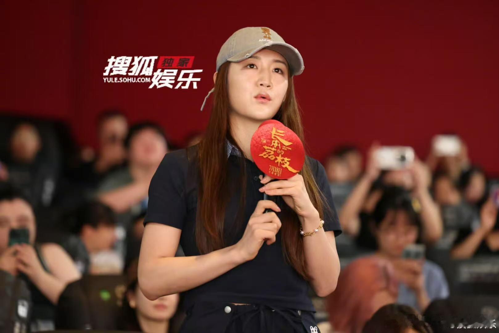 李善德挨巴掌正反手这个陈梦熟 陈梦在首映礼上分享观影感受，说对扇耳光的戏印象深。