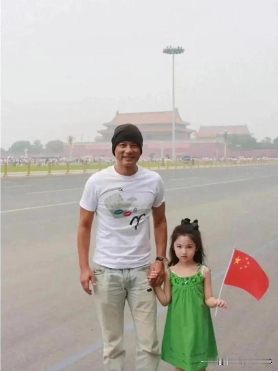 任达华快五十岁时才和琪琪有了闺女，如今五十多岁了还显得年轻有活力。时间过得真快啊