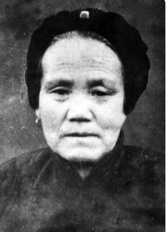 邓玉芬是伟大的抗战母亲，她的事迹被改编成了不少文学和影视作品，
以下为你推荐：