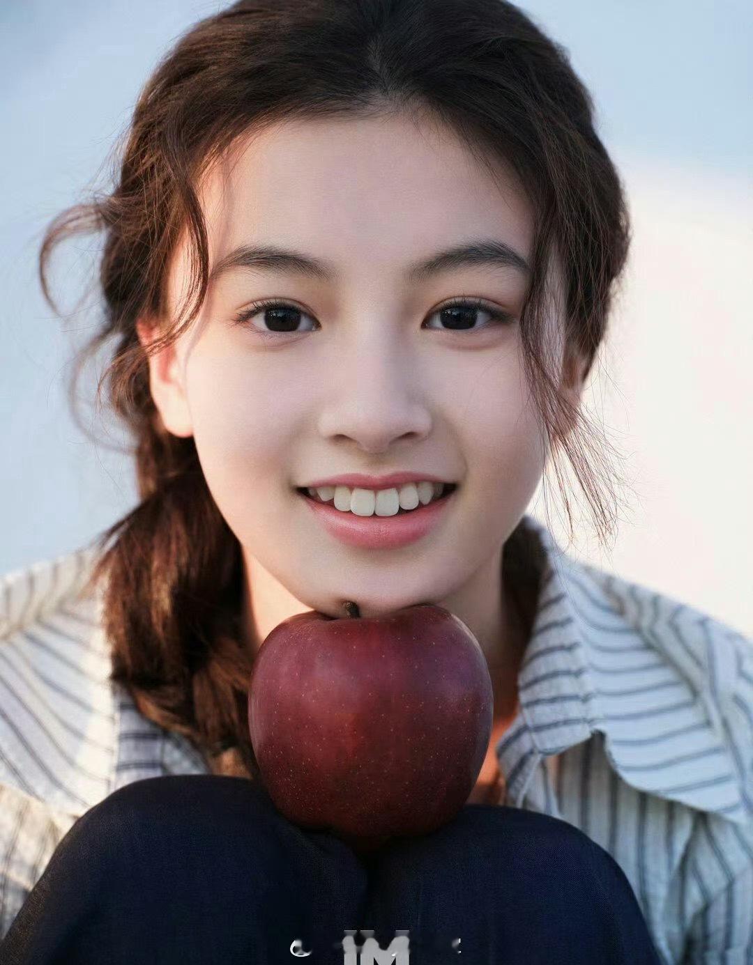 七七赵钰琪时尚大片已经安排上了，有10花顶流的潜质吗？ 