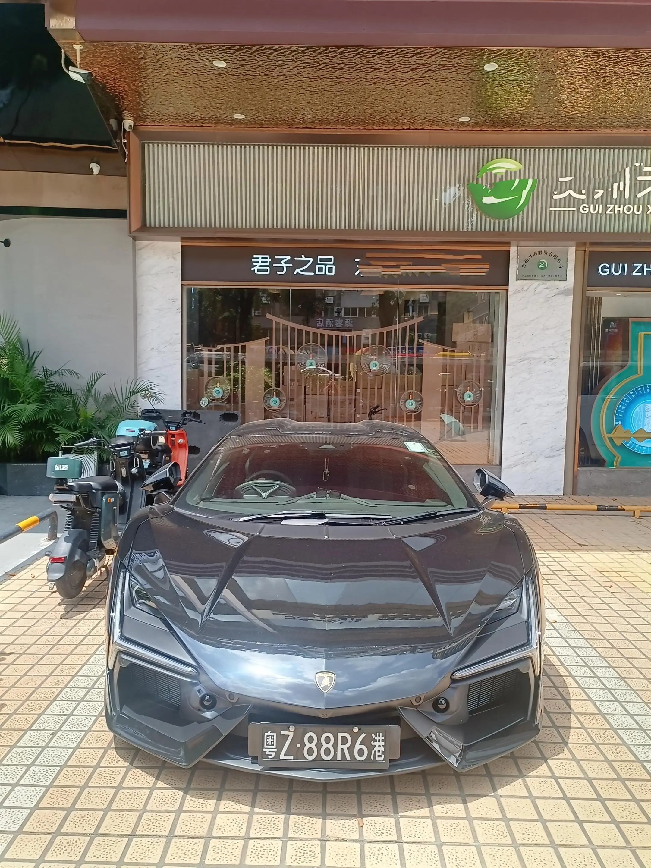 新款林宝坚尼大牛 车身设计真的太帅太战斗了 喝茅台可能不用钱 热门
