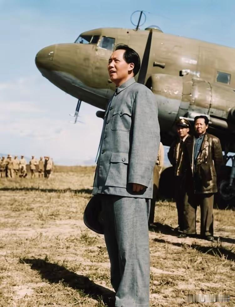 这是1945年老人家从重庆谈判回到延安时留下的照片，老人家在机场眺望着远方，神情