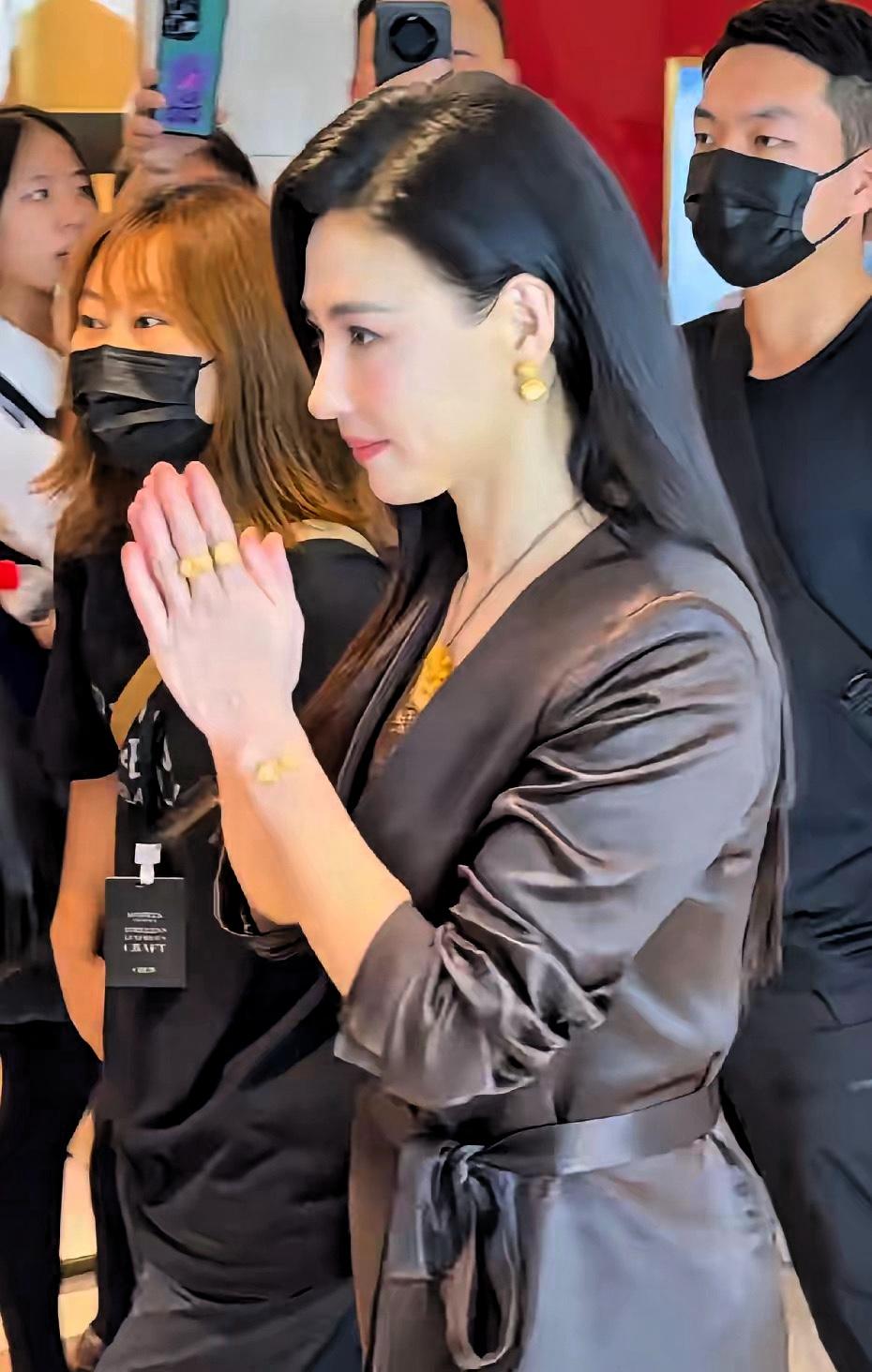 朋友私下见过张柏芝，
她说大家都被骗了，
张柏芝真人根本不长电视里那样，而且她还