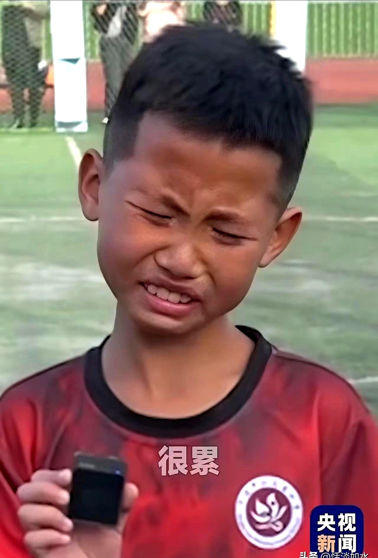 镜头递到面前时，小队长张董还在大口喘，脸上分不清是汗还是泪，话卡在嗓子眼里。
刚