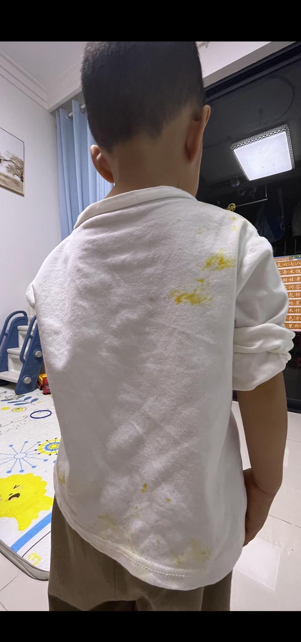 娃吃饭像打翻了颜料盘，满身满脸都是“艺术创作”。
别急着擦，那是他在练手，不是在