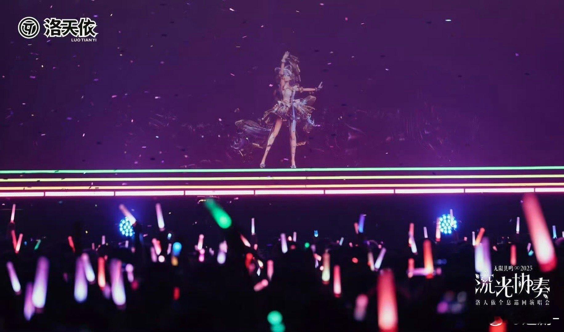 洛天依辣成这样了 斯哈斯哈的呼吸声里都是对美味的尊重！天依宝宝被辣到飙泪，却依然