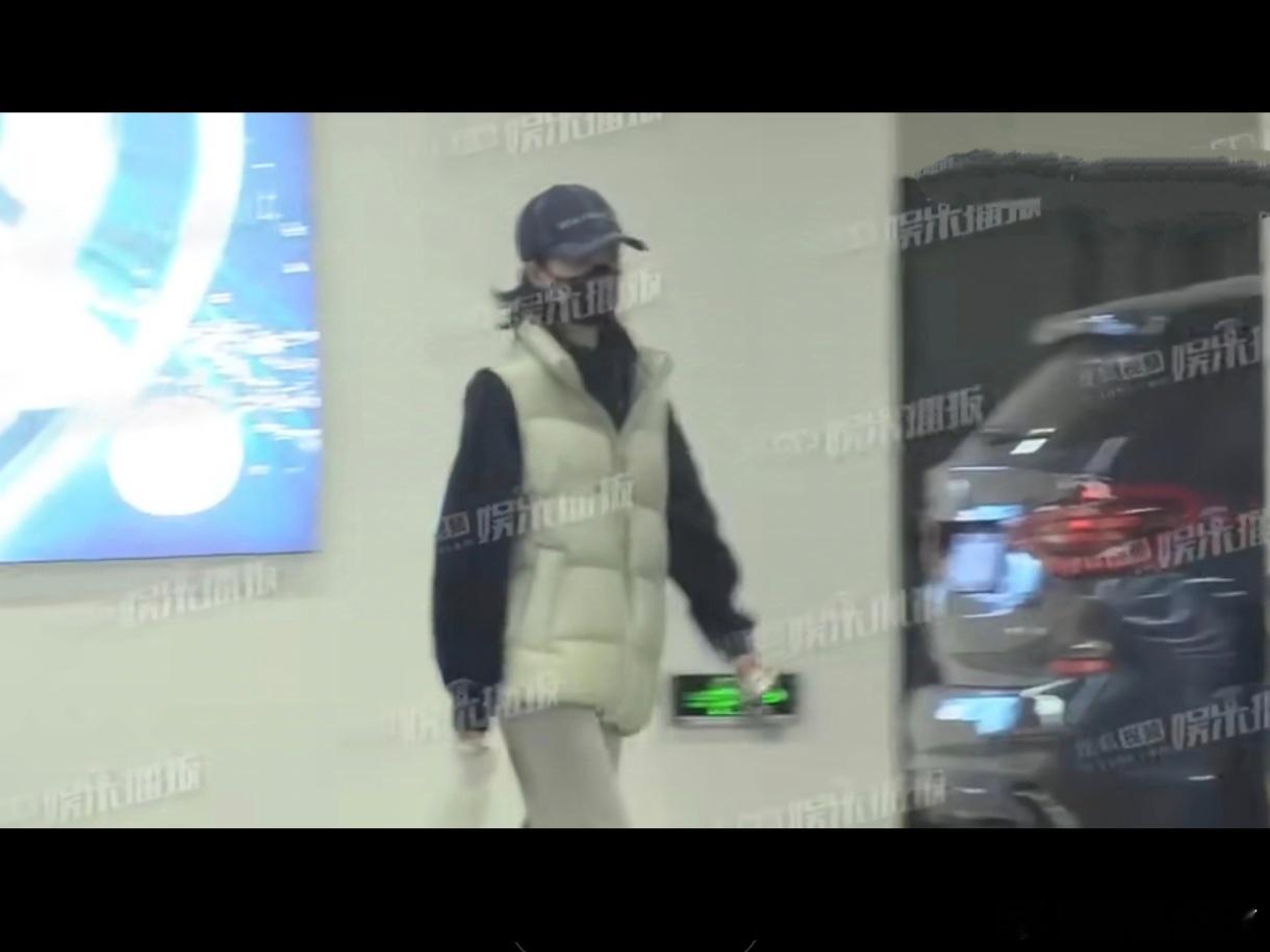 其他人被拍到，约会某帅哥～张小斐被拍到，逛市场买海鲜而且这个文案，在档口认真挑选