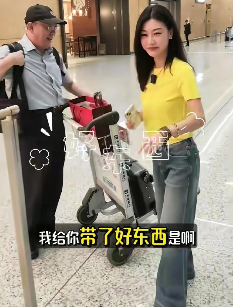台湾名嘴郭正亮又来大陆了，跟着三妹逛四川！
三妹，本名张小英，四川成都人，毕业于
