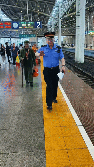 网友在火车站拍到一位老兵爷爷乘火车外出。
火车站工作人员考虑到老兵爷爷年纪比较大