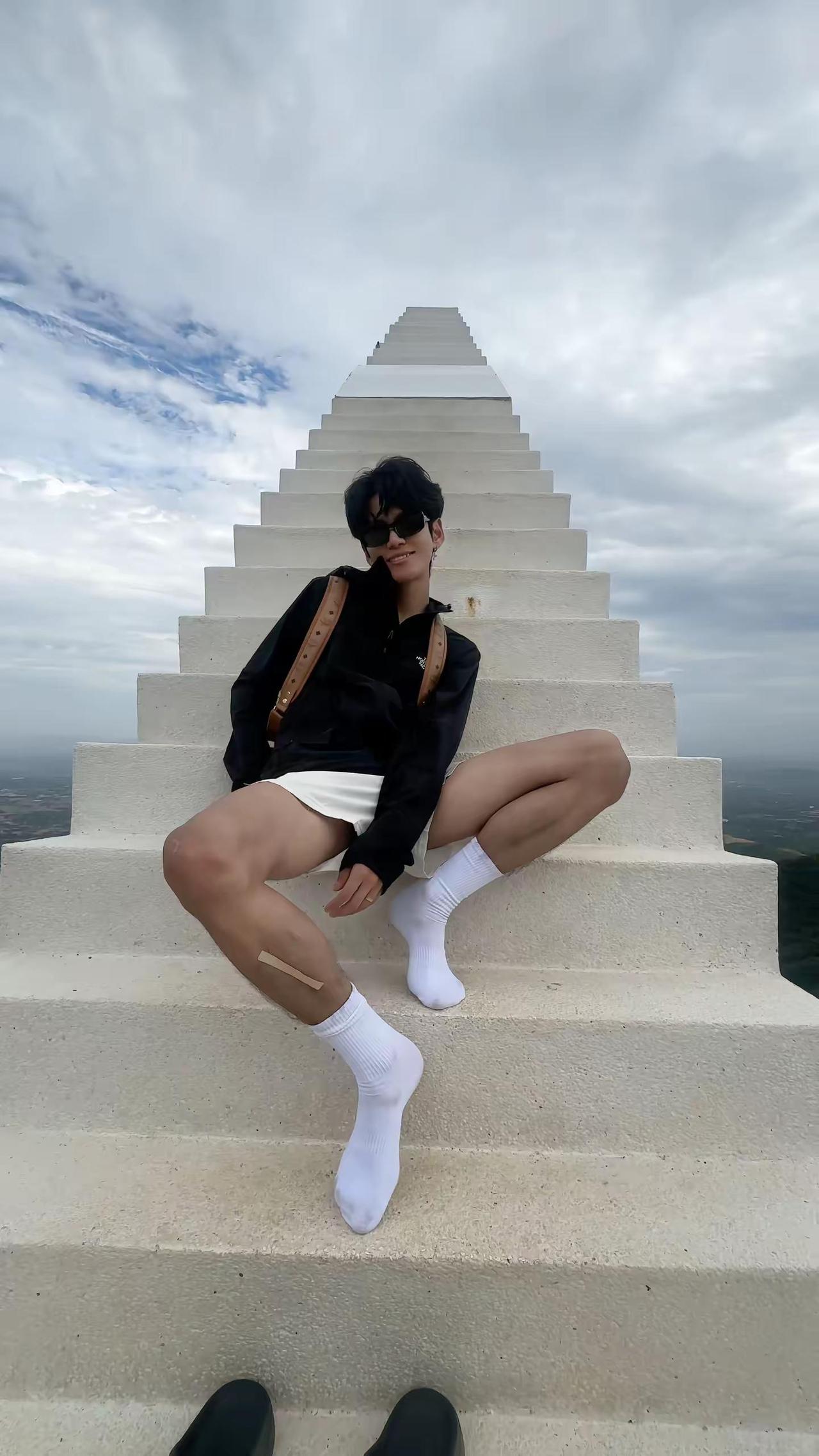 想给你一脚 但怕你…
