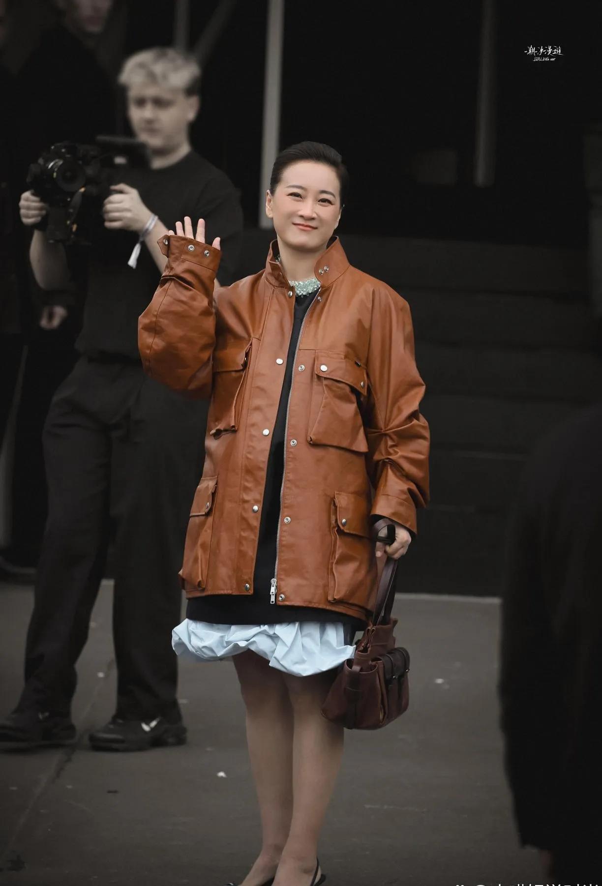 笑不活了！贾玲这是把时尚剧本焊身上了吧😂
 
焦糖棕皮衣一穿，谁还敢说她是喜剧