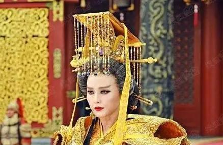 684年那会儿，长安城里春风还带着寒意，皇宫里头外头都紧张兮兮的。武则天刚把唐中