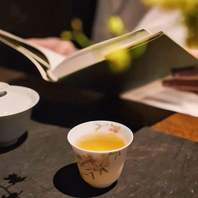 《茶道九歌体》
沸汤兮注盏，叶展兮如烟。
盏浅兮清欢，心宁兮即筵。
不求兮千钟，