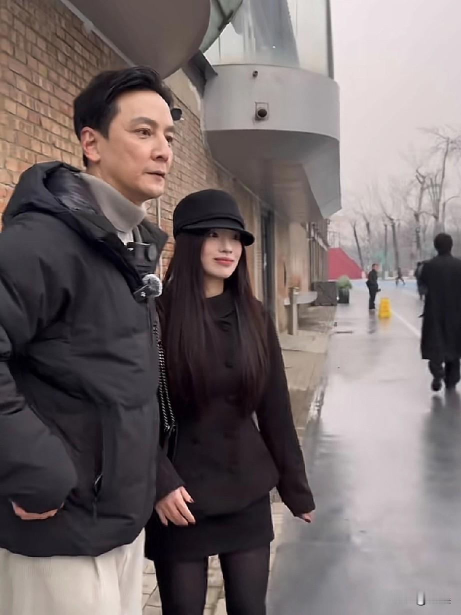 💫谁懂啊!走在路上一扭头，居然撞见了吴彦祖本人😭 他穿着黑色的外套，搭配浅色