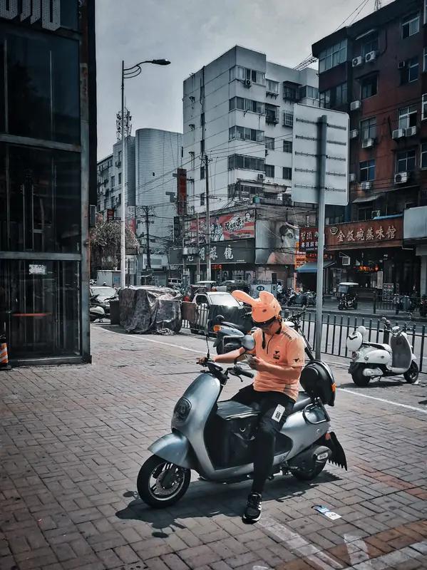 真正的城市之光应该是外卖哥。每到夜间看到最忙碌的就是骑电动车的外卖哥，他们为了生