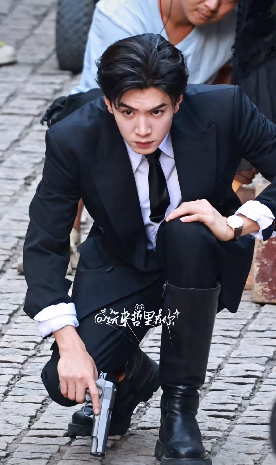 陈哲远敖炽街头持🔫行靓的敖炽！ 这个浮生真的不能边拍边播吗，每天被陈哲远帅一大
