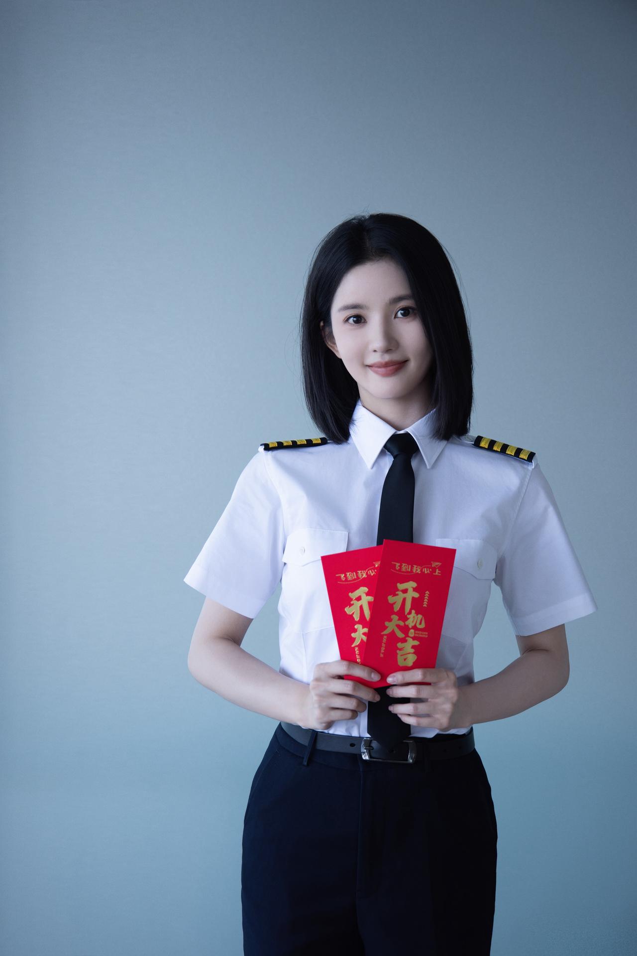 这估计是内娱最漂亮的“女机长”了吧！
近日，刘些宁主演的影视剧《飞到我心上》在青