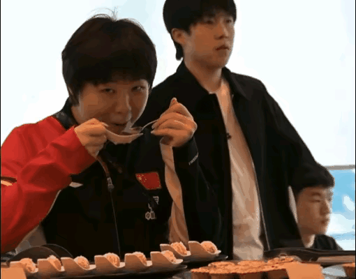 晚宴上的头哥不知道该吃啥！
横滨晚宴上，头哥对着一堆海鲜直摇头，因为大家说头哥一