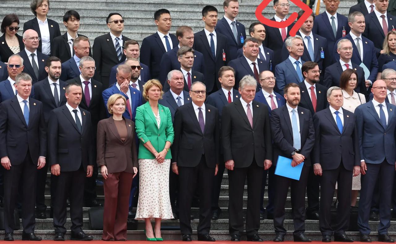 知识改变命运！
程一堃曾是国家领导人首席俄语翻译，现任中华人民共和国外交部欧亚司