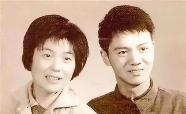 1979年，上海知青戴建国不顾反对娶了一农村女子，谁知娶回家当晚，妻子就大喊大叫