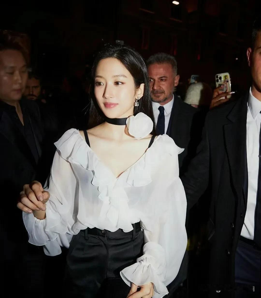文佳瑛代言的是什么品牌？为什么每次都给她提供这么美艳的衣服？虽然很美，她穿着也不
