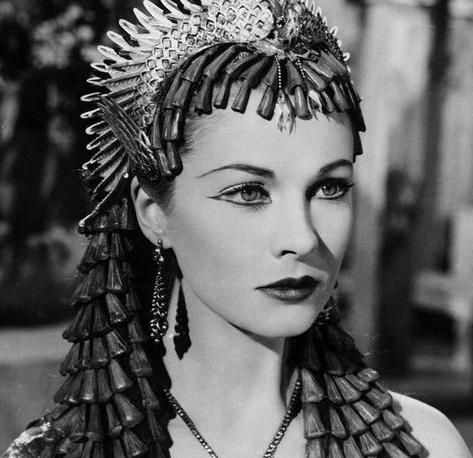 公元前30年，埃及艳后一丝不挂躺在床上，拿出早已准备的毒蛇放在身上，毒蛇缓缓爬上