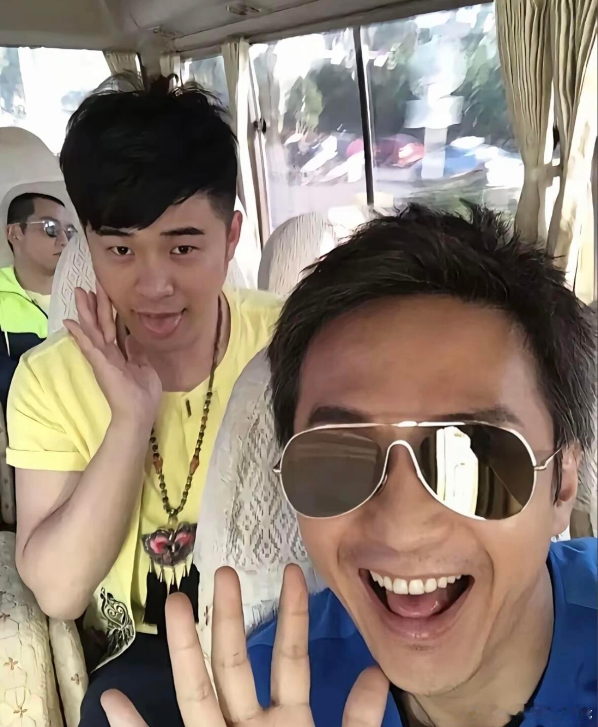 邓超陈赫拒绝合照哈哈哈哈哈别人拒绝合照：不约不约。邓超陈赫拒绝合照：同时挥手+同