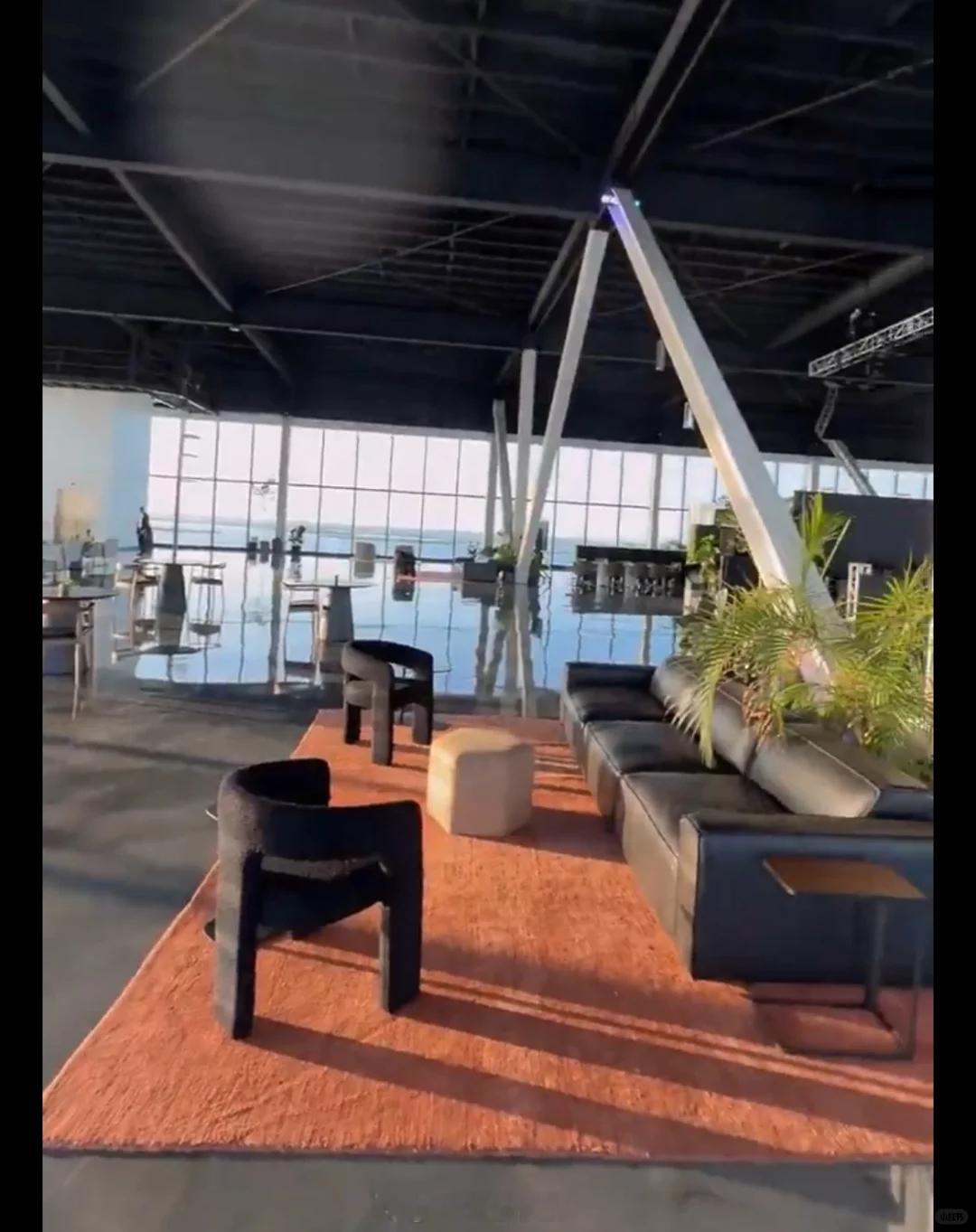 马斯克为了接待特朗普总统了，临时买的沙发和绿植，以前星舰基地都没这些玩意。 特朗