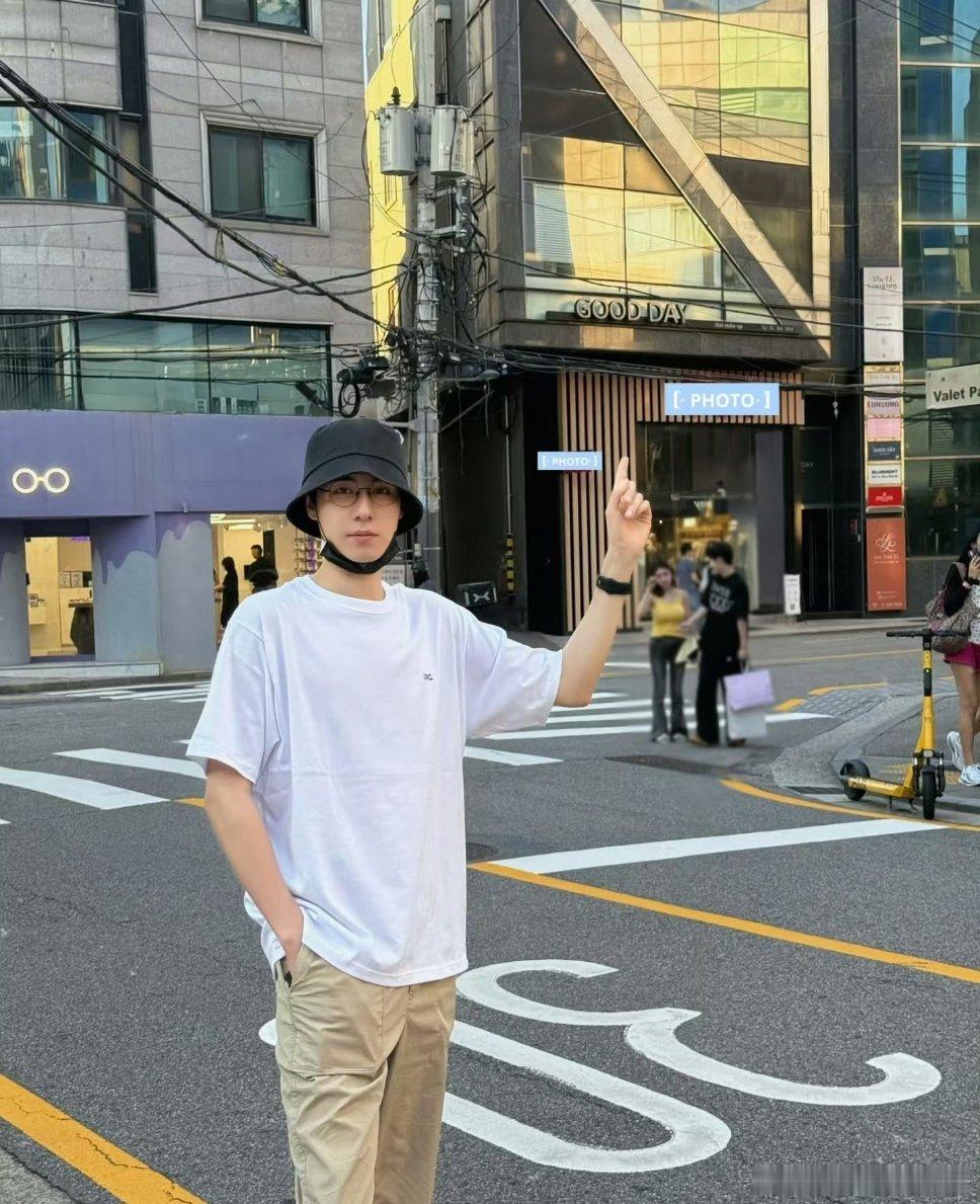 偶遇胡一天在韩国坐地铁感觉他蛮适合这种简单的穿搭，本身身高就高，高高瘦瘦的蛮有感