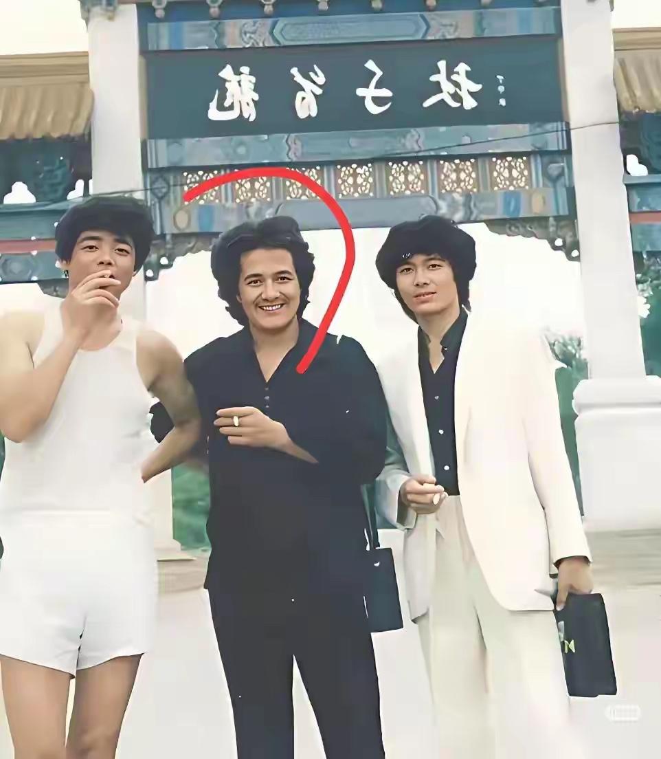 中间这位大佬是谁？气质不得了，不同凡响