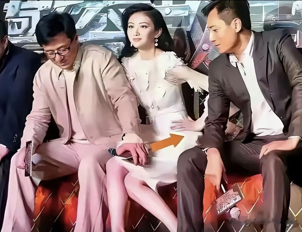 在公开的发布会场合，男女之间本该把握好分寸。

成龙坐姿过于随意，胳膊紧紧挨着景