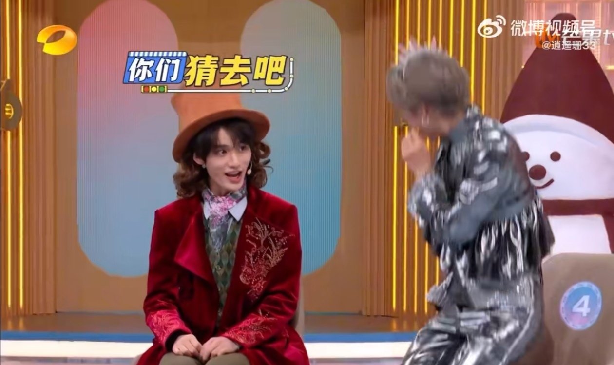 今晚刘雨昕和丁程鑫在游戏里“状况百出”！互相猜中禁忌词，仿佛卡了bug，开启单腿
