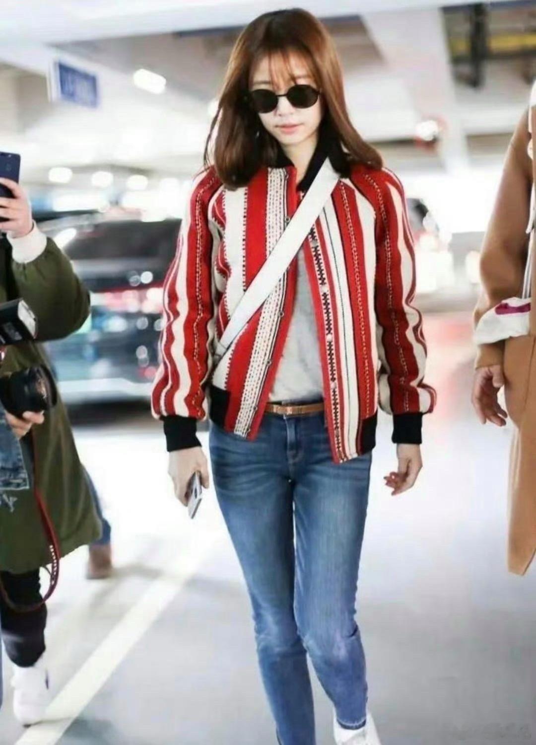 林心如这身打扮真显年轻，仿佛才是个二十多岁的姑娘 ​​​
