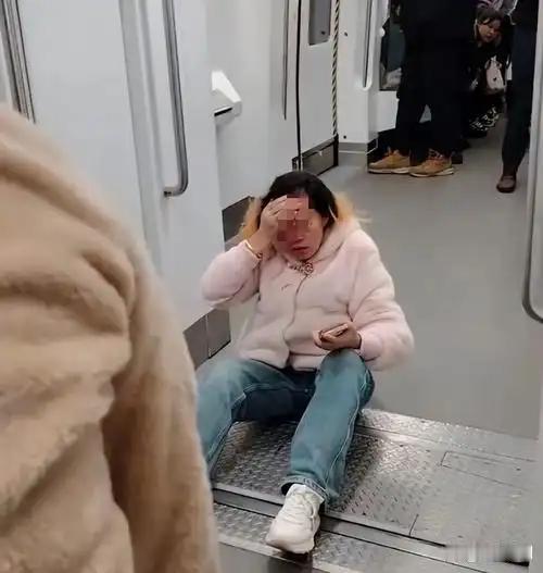 上海地铁“爱心座”风波：大妈掀帽戳头引众怒

近日，上海地铁11号线花桥站早高峰