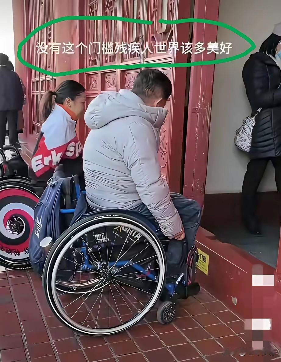 男子身患残疾，
双腿不能正常走路，
需要坐轮椅出行，
他来到了一处景区，
想要进