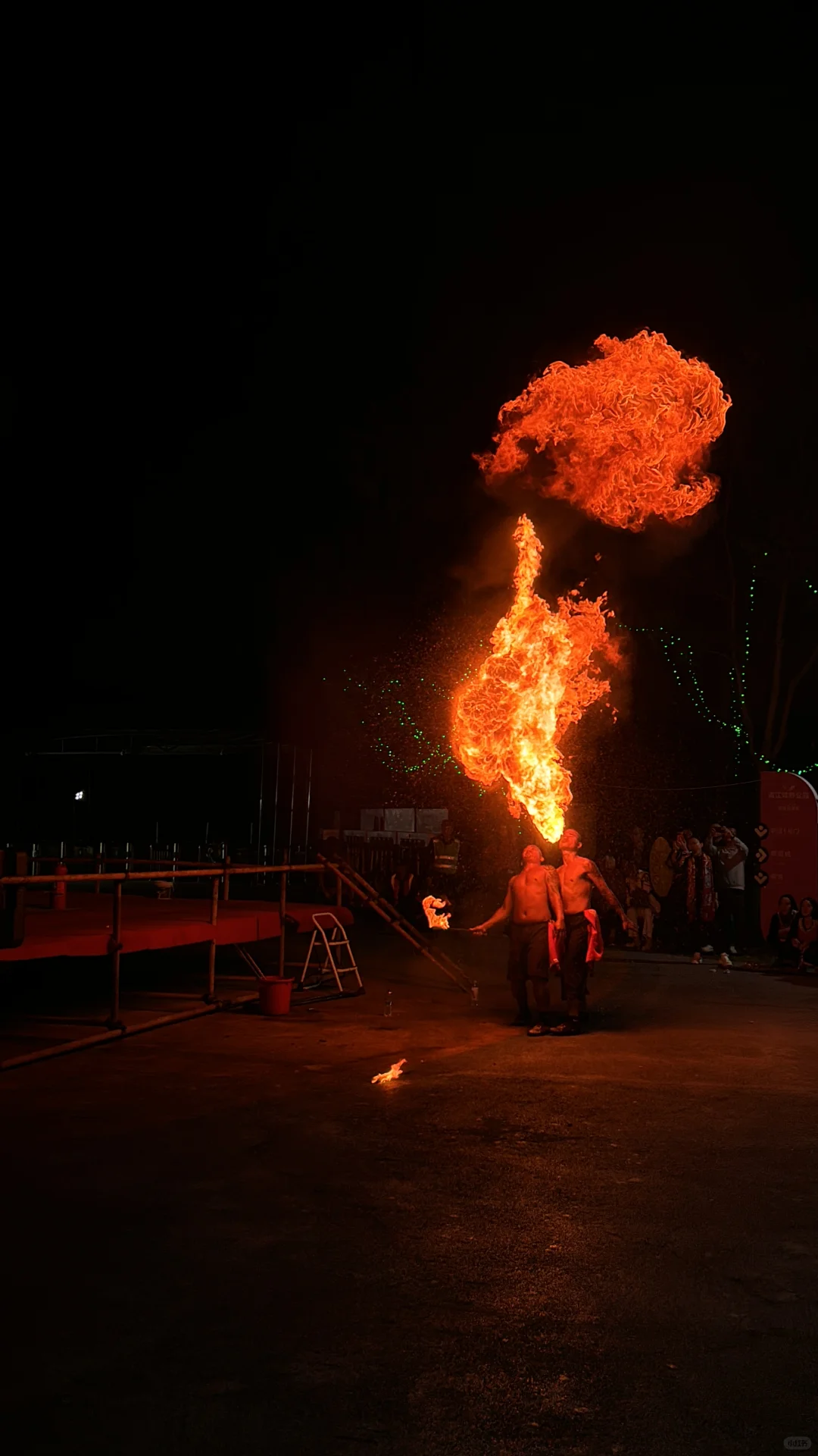 这次，为佤族喷火表演的男孩致敬🫡