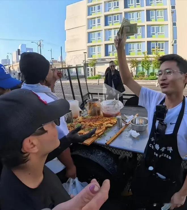 中国小伙[炸弹]在“美国”送饼，被流浪汉大骂：“天天吃饼，都吃够了！”…[灵光一