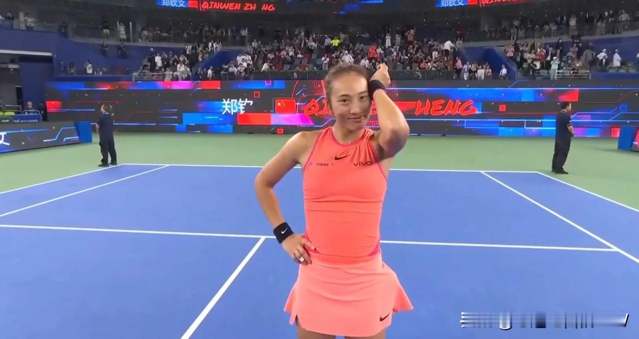 WTA1000武汉站，在半决赛一场中国🇨🇳选手德比中，主场的主场作战的郑钦文