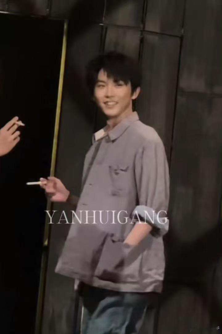 马嘉祺毕业大戏路透 马嘉祺终于上场了！毕业大戏的路透曝光，看到他全情投入的模样，