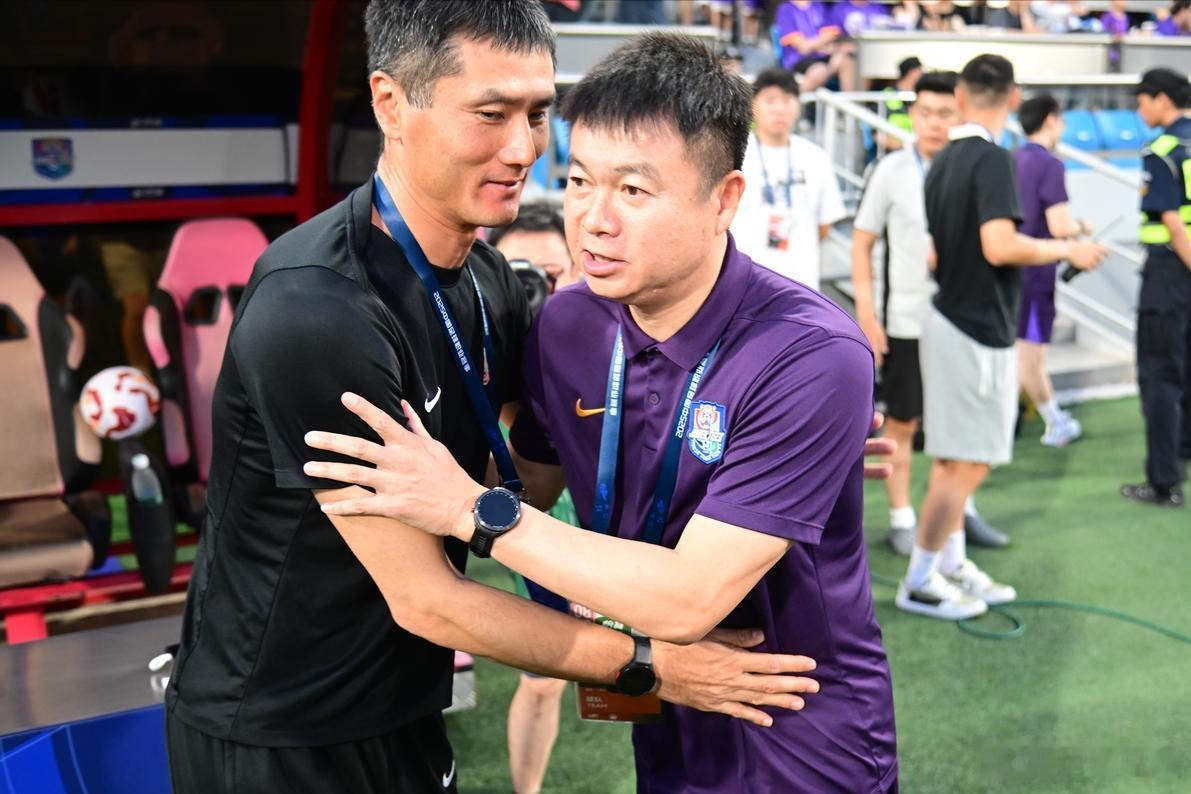 2025中国足球金球奖金帅评选，大概率在邵佳一和于根伟之间产生，因为他俩受到的关