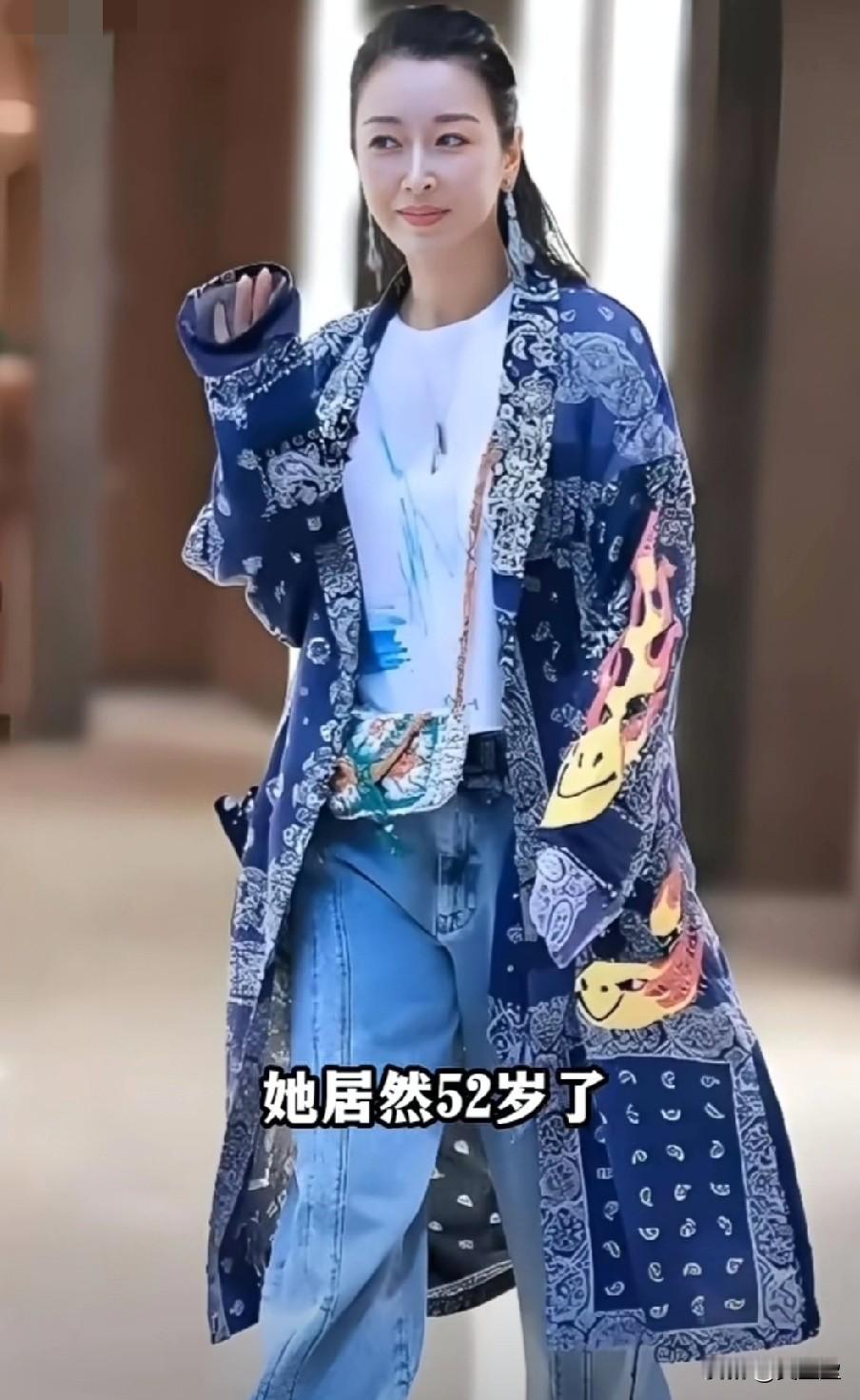 你能看出来吗？
她居然52岁了，脸上一丝皱纹都没有，状态好到惊人，一袭简约衣着，